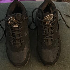 Kids Heelys Black Sneakers with Lace-Up Design and Minimalist Style